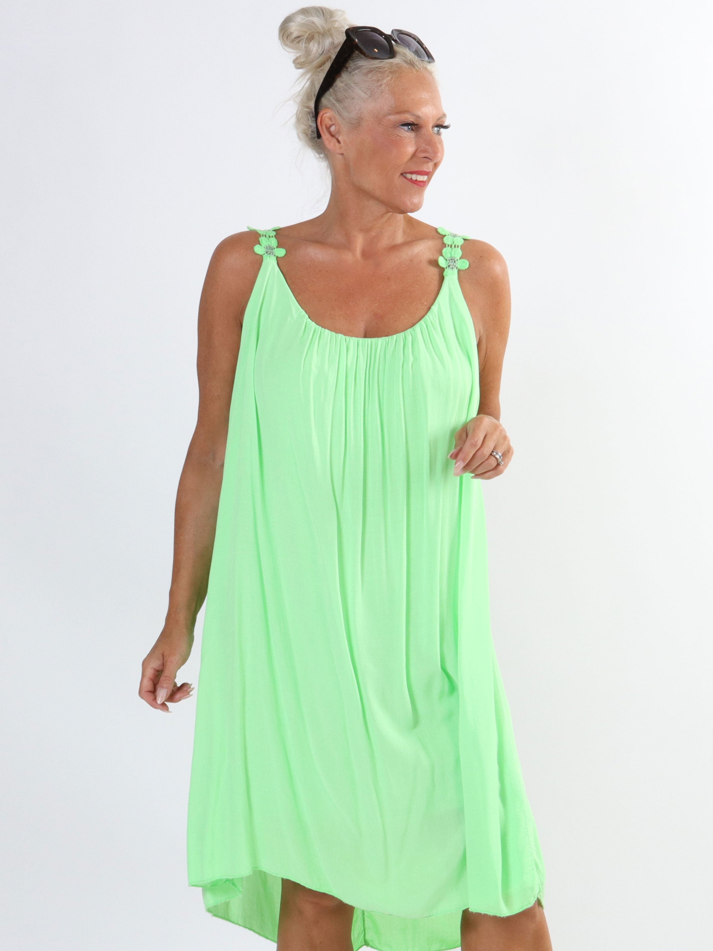 Ane - Sød plus size sommerkjole med broderet stroppe